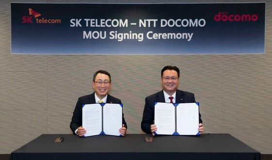21일 SK텔레콤은 NTT도코모와 정보통신기술(ICT) 사업 협력을 위한 업무 협약(MOU)을 체결했다고 밝혔다. 사진은 유영상 SK텔레콤 사장(왼쪽)과 이이 모토유키 NTT도코모 사장이 기념 촬영을 하고 있는 모습 (SKT 제공)