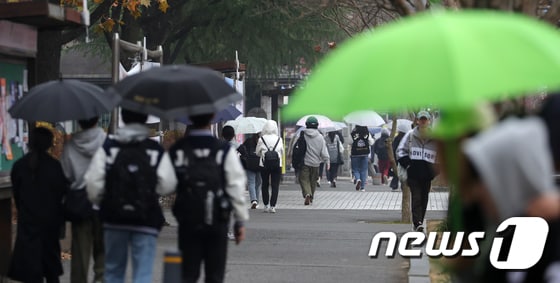 비가 내리고 있는 22일 전북 전주시 전북대학교에서 우산을 쓴 학생들이 발걸음을 옮기고 있다. 2022.11.22/뉴스1 © News1 유경석 기자