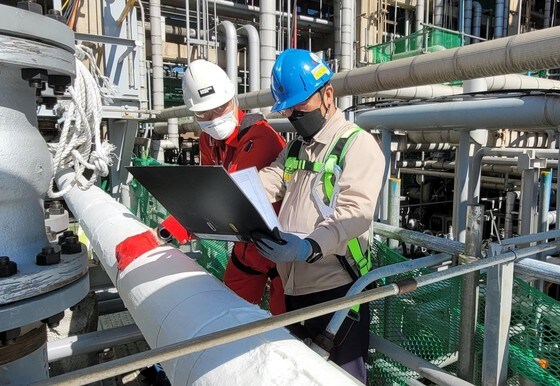 롯데케미칼 대산공장에서 엔지니어들이 배관을 점검하고 있다. © 뉴스1