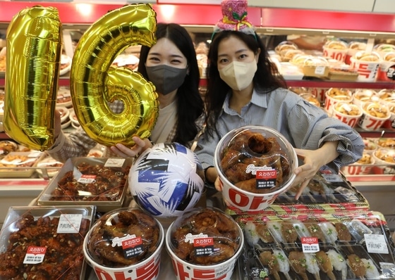 롯데마트 서울역점 델리코너에서 '먹거리 행사 상품'을 홍보하고 있는 모습(롯데마트 제공)