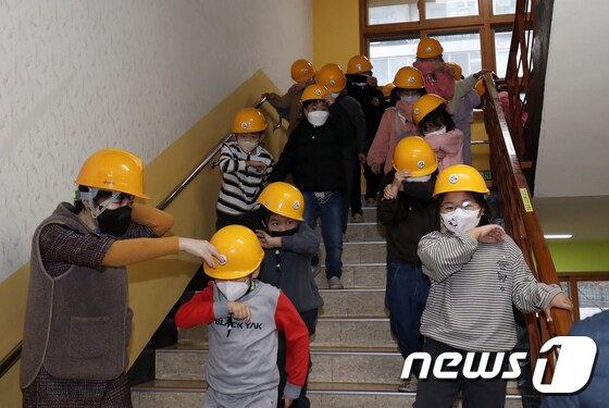 재난대피 훈련에서 초등학생들이 대피하는 모습. (뉴스1DB) © News1