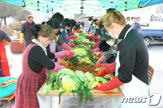 충북 진천군 향토기업인 금성개발㈜이 저소득층을 위해 쌀 1000㎏, 김치 1000㎏을 23일 진천군에 기탁했다.(진천군 제공)/ 뉴스1