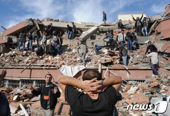 23일 튀르키예 북서부에 규모 6.1 지진이 발생해 최소 22명이 부상한 것으로 확인됐다. 사진은 현지 포토그래퍼 트위터(Techrose1) 게시물.