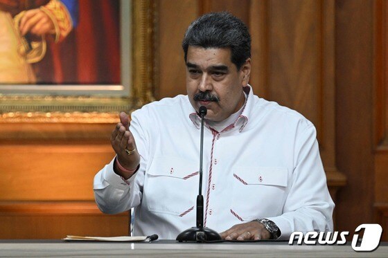 니콜라스 마두로 베네수엘라 대통령이 1일(현지시간) 카라카스 대통령궁에서 콜롬비아의 구스타보 페트로 대통령과 회담한 뒤 공동 기자회견을 실시하고 있다. © AFP=뉴스1 © News1 강민경 기자