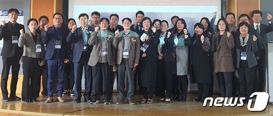 글로벌경영학회 2022 동계학술대회가 최근 강원 원주 상지대에서 개최된 가운데 대회 참석자들이 기념사진을 촬영하고 있다. (상지대 제공) 2022.11.24/뉴스1