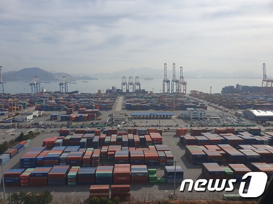 24일 오후 전남 광양시 광양항에 컨테이너가 쌓여 있다. 2022.11.24/뉴스1 © News1 김동수 기자