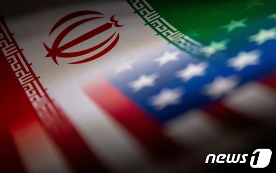 이란의 삼색기와 미국의 성조기 일러스트레이션. © 로이터=뉴스1 © News1 정윤영 기자