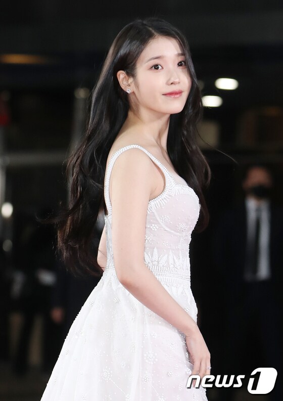 가수 겸 배우 이지은(활동명 아이유)이 한층 성숙한 모습으로 눈길을 끌었다. © News1 권현진 기자