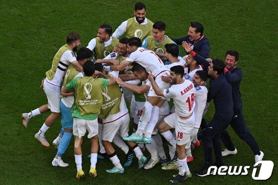 기뻐하는 이란 축구대표팀 선수단. © AFP=뉴스1