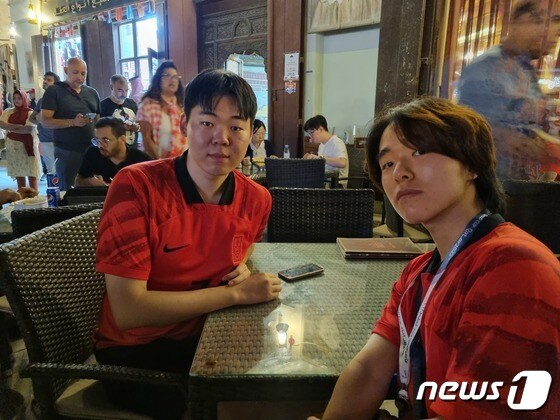  한국 팬 권동하씨(오른쪽)© News1 안영준 기자