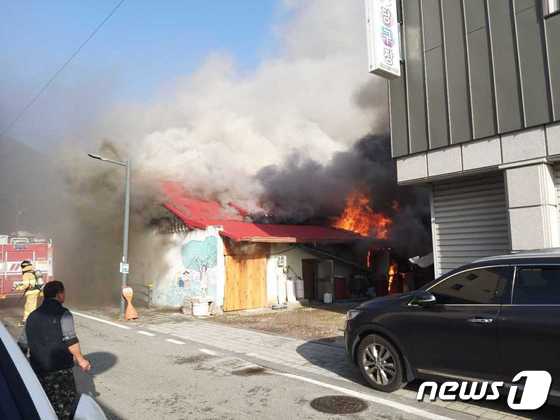 26일 오전 강원 평창 진부면 하진부리의 한 식당에서 화재가 발생해 상가 7동 중 5동이 피해를 입었다.(강원도소방본부 제공) 2022.11.26/뉴스1
