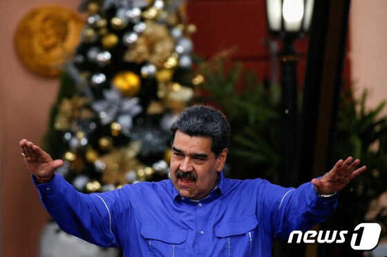 니콜라스 마두로 베네수엘라 대통령이 지난 10월12일(현지시간) 카라카스의 미라플로레스 궁전에서 원주민 단체 대표들과 만나고 있다. 2022.10.12/뉴스1 © 로이터=뉴스1 © News1 김민수 기자