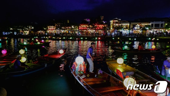 호이안 투몬강에 등불이 비춰지는 밤 풍경© News1  