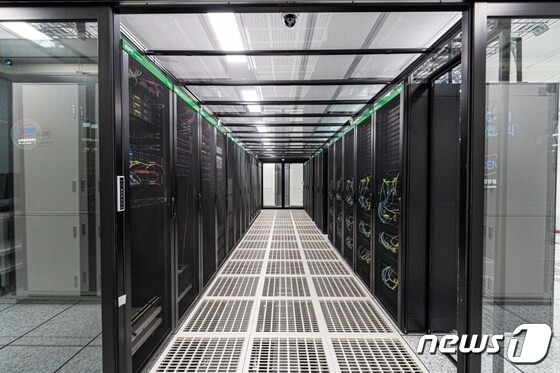 광주과학기술원(지스트) 슈퍼컴퓨팅 센터에 구축된 DREAM(드림)-AI 슈퍼컴퓨터.(광주 인공지능산업융합사업단 제공)2022.11.27/뉴스1 © News1 