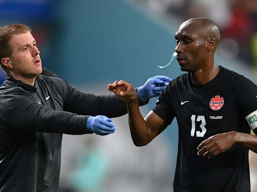 캐나다 국가대표팀의 아티바 허친슨이 28일(한국시간) 열린 카타르 월드컵 크로아티아와의 경기 도중 코에 출혈이 발생하자 지혈하고 있다. (SNS 캡처)