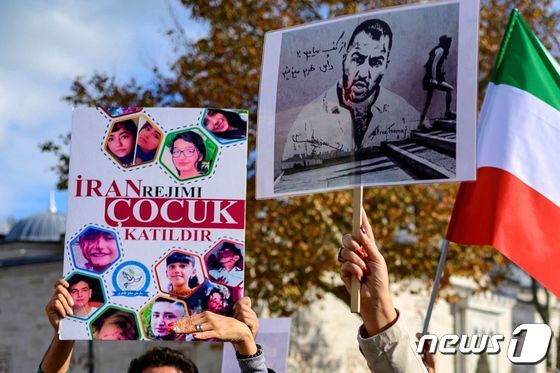 튀르키예 이스탄불에서 이란 반체제 시위를 지지했다가 기소돼 사형 위기에 처한 래퍼 투마즈 살레히(우측 사진)의 석방을 촉구하는 시위가 열렸다. 2022. 11. 26. © AFP=뉴스1 © News1 최서윤 기자