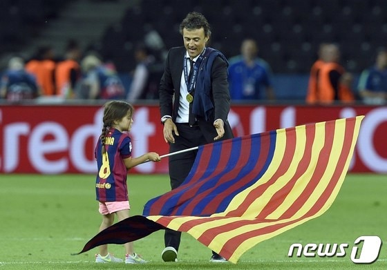 루이스 엔리케 감독이 FC 바르셀로나의 지휘봉을 잡았을 당시 막내딸 사나의 모습. © AFP=뉴스1