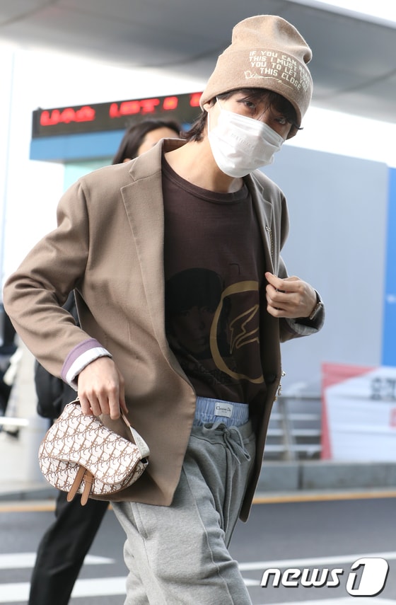 방탄소년단(BTS) 제이홉이 속옷 노출 패션으로 시선을 사로잡았다. © News1 권현진 기자