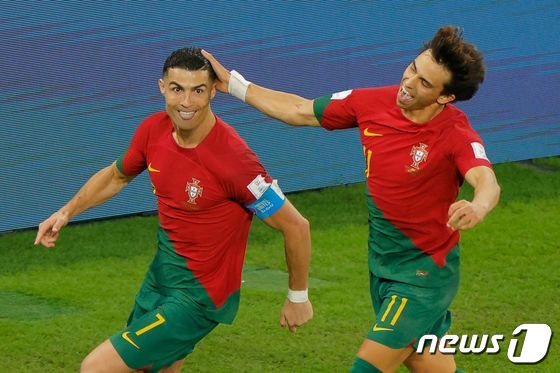 포르투갈 축구대표팀의 크리스티아누 호날두(왼쪽)와 주앙 펠릭스. © AFP=뉴스1
