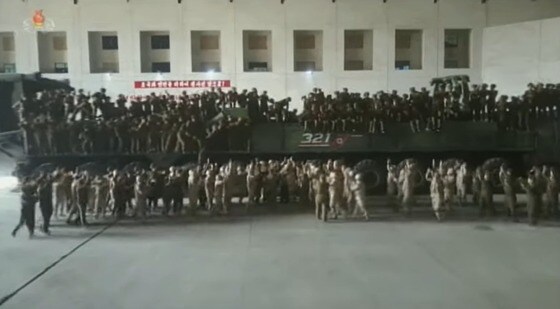 차례로 서 있던 북한 군인들 중 일부가 뒤로 넘어지면서 가운데 빈 공간이 생겼다. (자료=조선중앙tv 보도 영상)