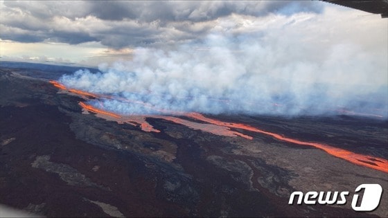 28일(현지시간) 미국 지지질조사국(USGS)가 촬영한 항공 이미지에 하와이 마우나 로아 북동쪽 균열 지역의 용암의 모습이 보인다. 2022.11.28/뉴스1 © AFP=뉴스1 © News1 김민수 기자