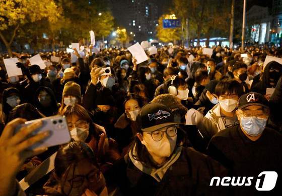 27일 베이징에서 정부의 고강도 제로 코로나19 봉쇄 정책에 항의하는 시위가 발생했다. © AFP=뉴스1 © News1 정윤영