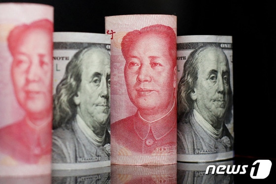 중국 위안화와 미국 달러 © 로이터=뉴스1 © News1 정윤미 기자