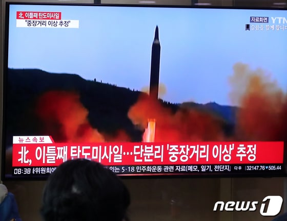 3일 오전 서울역 대합실에서 시민들이 북한의 동해상 탄도미사일 발사 관련 뉴스를 시청하고 있다. 2022.11.2/뉴스1 © News1 김진환 기자