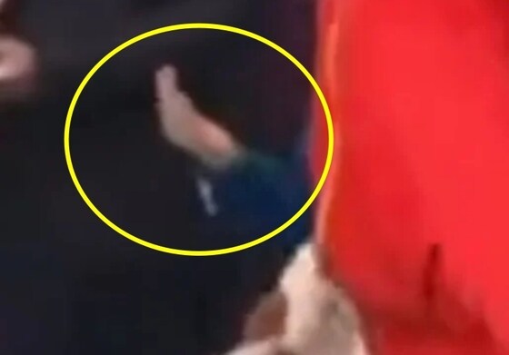 소년이 손흥민과 악수한 손을 그대로 들고 있는 모습. (SBS 갈무리)