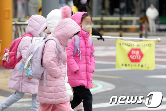 초등학생들이 등교하고 있다. /뉴스1 © News1 윤일지 기자