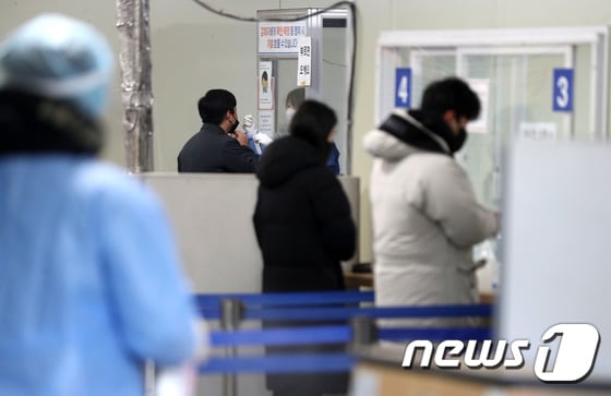 30일 오전 서울 송파구보건소에 마련된 신종 코로나바이러스 감염증(코로나19) 선별진료소에서 시민들이 PCR검사를 받기 위해 차례를 기다리고 있다./뉴스1 © News1 구윤성 기자