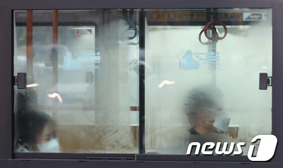 전국 대부분 지역의 아침기온이 영화권으로 접어들며 본격적인 '겨울 한파'가 시작된 30일 서울 종로구 광화문일대를 지나는 버스 유리창에 성에가 끼어 있다. 2022.11.30/뉴스1 © News1 송원영 기자