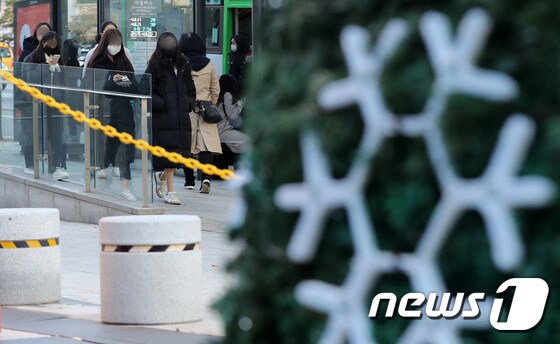올가을 가장 추운 날씨를 보인 4일 서울 서초역 사거리 인근에서 두꺼운 옷차림을 한 시민들이 발걸음을 재촉하고 있다. (자료사진) 2022.11.4/뉴스1
