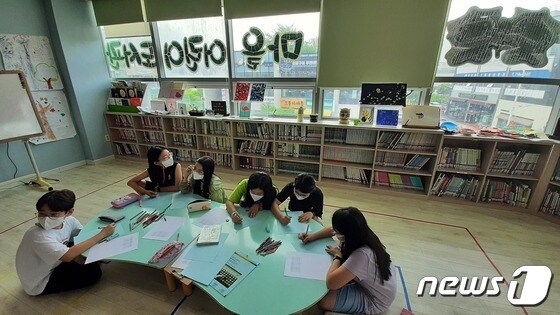 대전선암초 학생들이 방과후학교 프로그램 일환으로 해뜰마을어린이도서관을 탐방하고 있다. (대전시교육청 제공) /뉴스1