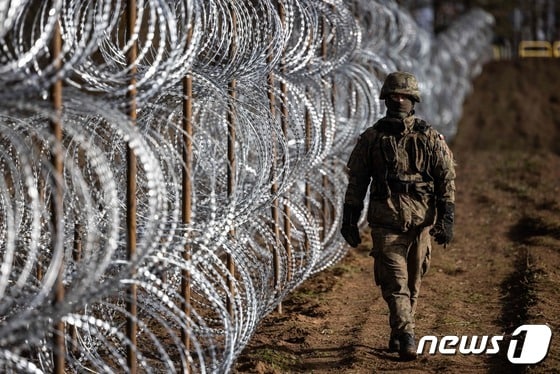 3일(현지시간) 폴란드 군인이 러시아의 역외 영토인 칼리닌그라드 국경에 설치한 철조망 장벽을 순찰하고 있다. © AFP=뉴스1 © News1 우동명 기자