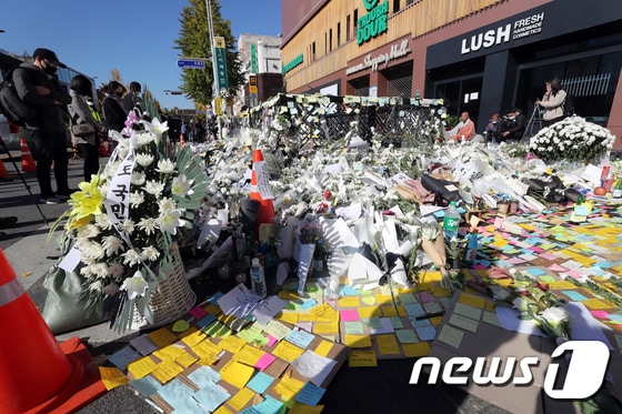 4일 오전 '이태원 압사 참사' 추모공간이 마련된 서울 용산구 이태원역 1번출구에 시민들이 희생자를 추모하기 위한 물품이 놓여져 있다. © News1 황기선 기자