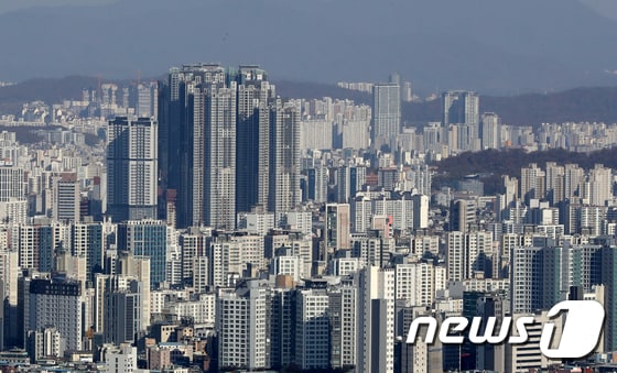 6일 서울 중구 남산에서 시내에 위치한 아파트 단지가 보이고 있다. 2022.11.6/뉴스1 © News1 장수영 기자