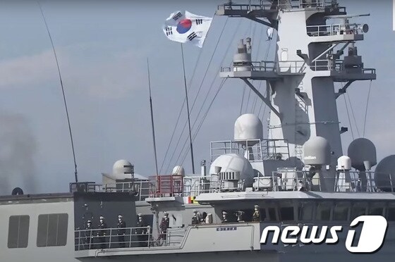 일본 해상자위대가 창설 70주년을 기념해 6일 가나가와현 사가미만에서 개최한 국제관함식에서 한국 해군 최신예 군수지원함 '소양함'(1만1천t급)이 항해하고 있다. (일본 해상자위대 유튜브 캡처) © News1 