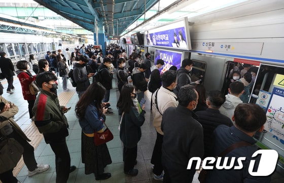 서울 신도림역 지하철 운행이 지연되고 있는 모습. (뉴스1 DB, 기사와 관련 없음) © News1 신웅수 기자