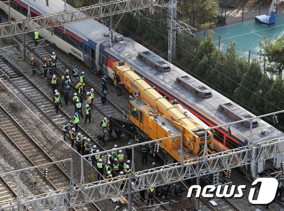 영등포역 부근에서 무궁화호 열차 탈선 사고가 발생한 가운데 7일 오전 서울 영등포역에서 코레일 관계자들이 열차 복구 작업을 하고 있다.  © News1 