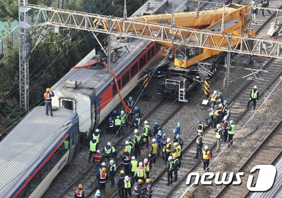 영등포역 부근에서 무궁화호 열차 탈선 사고가 발생한 가운데 7일 오전 서울 영등포역에서 코레일 관계자들이 열차 복구 작업을 하고 있다. 한국철도공사(이하 코레일)가 영등포역 무궁화호 열차 궤도이탈 사고와 관련 7일 오후 4시 정상운행을 목표로 복구작업을 펼치고 있다고 밝혔다. 사고복구 시까지 용산역, 영등포역에 모든 열차는 정차하지 않는다. 2022.11.7/뉴스1 © News1 신웅수 기자
