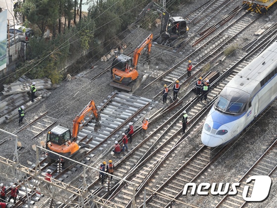 한국철도공사(코레일)는 이날 오후 4시 정상운행을 목표로 복구작업을 펼치고 있다. 2022.11.7/뉴스1 © News1 신웅수 기자