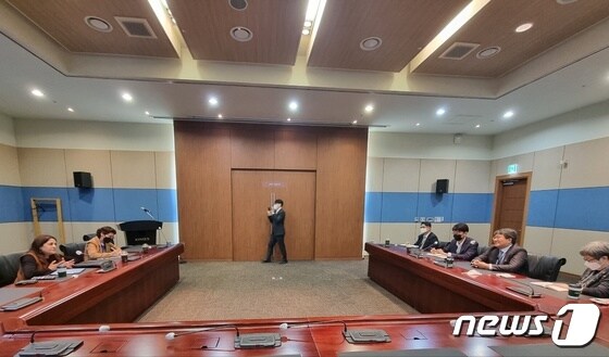 일산 킨텍스에서 개최된 '2022 스마트국토엑스포'에서 국토교통부와 해외 다자개발은행(MDB) 관계자들이 면담을 진행하고 있다. (국토교통부 제공)