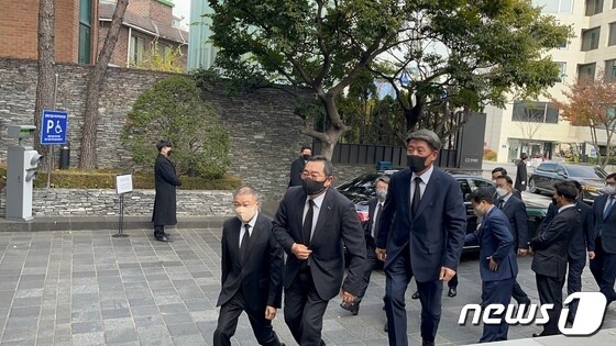 구자열 LS 의장(가운데)·구자은 LS그룹 회장(왼쪽)이 빈소를 찾아 조문했다. ⓒ News1 신민경 기자