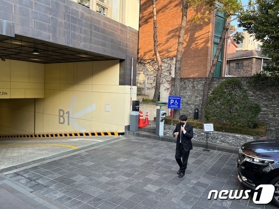 차인혁 CJ올리브네트웍스 대표이사가 차량에서 내린 뒤 빈소로 들어가고 있다. ⓒ News1 신민경 기자