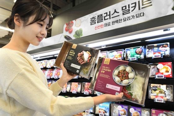 모델이 서울 등촌동 홈플러스 강서점에서 HMR PB 상품인 ‘홈플러스시그니처 홈밀’ 밀키트를 쇼핑하고 있는 모습(홈플러스 제공). 