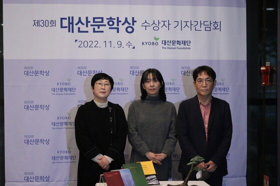 제30회 대산문학상 수상자(사진 왼쪽부터) 나희덕 시인, 한강 작가, 한기욱 평론가. (대산문화재단 제공) 