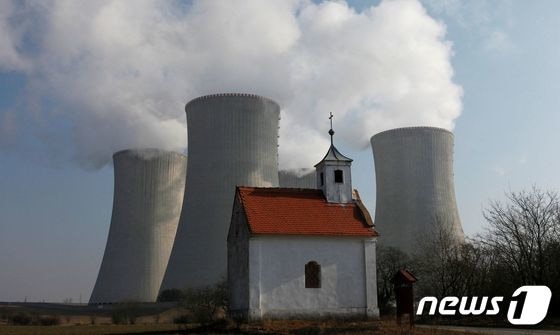 2011년 3월15일 촬영한 체코 두코바니 원자력발전소와 예배당의 모습. 수도 프라하에서 동쪽으로 200㎞가량 떨어져 있다. 2022.11.30 © 로이터=뉴스1 © News1 정윤미 기자