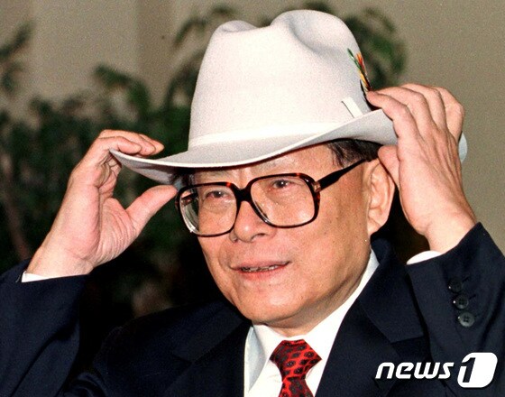 캐나다 캘거리에서 장쩌민 전 중국 국가주석이 알두에르 캘거리 시장이 선물한 카우보이 모자를 눌러쓰고 있다. 1997.11.26 © 로이터=뉴스1 © News1 권진영 기자