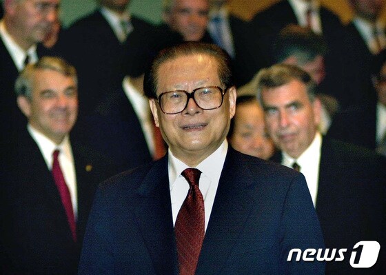 홍콩에서 열린 포춘 글로벌 포럼에 참석한 장쩌민 전 중국 국가주석이 기업 임원들과 회의 중 얼굴에 미소를 띄우고 있다. 2001.05.08 © 로이터=뉴스1 © News1 권진영 기자